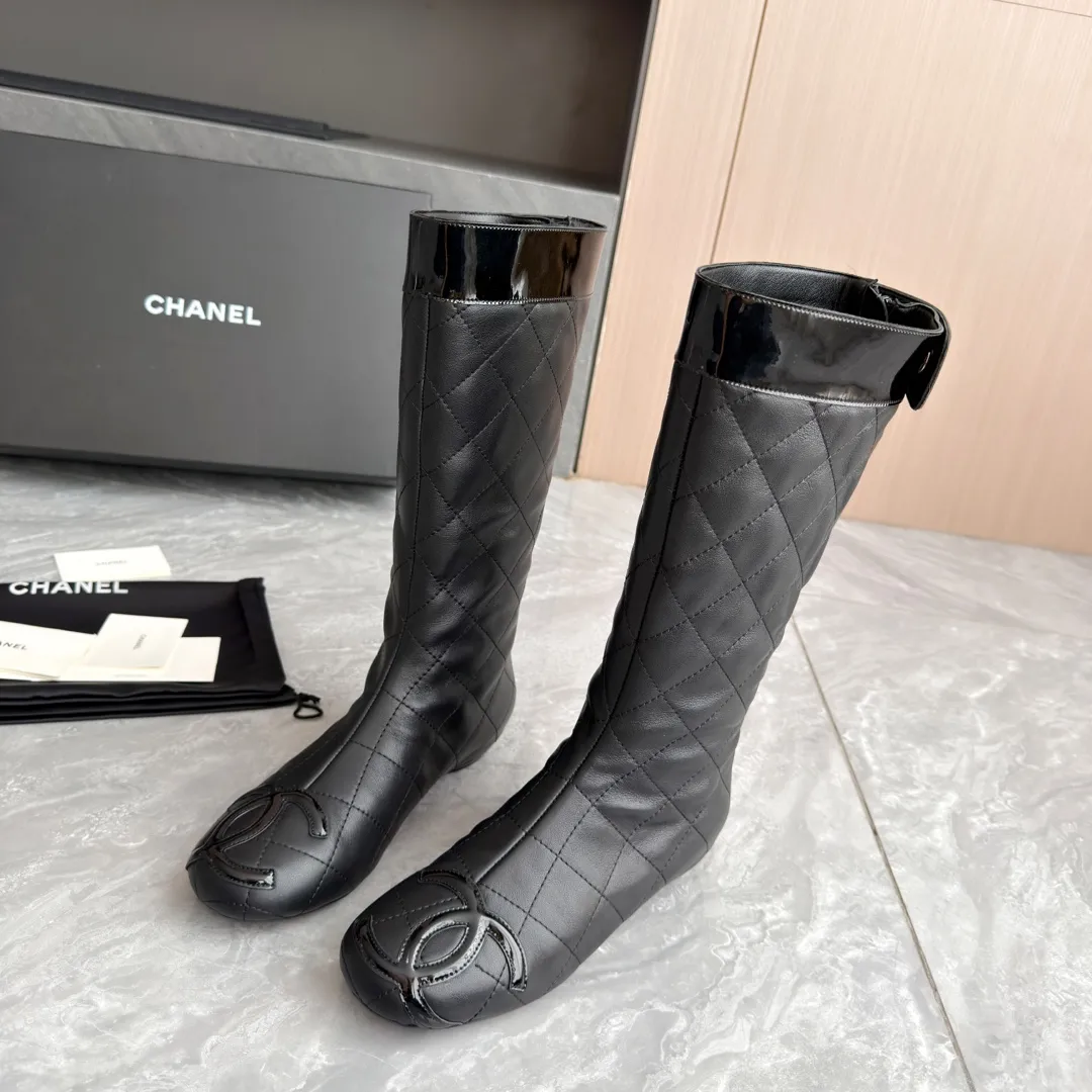 👟👟Ex-factory price 1040👟👟 High version of Chanel CHANEL, 🌞🌞🌞The latest boots from Xiaoxiang 2025 autumn and winter counter, a must-have item for this autumn and winter! ! Ms. Chanel loves simple yet irresistible combinations to show her unique style. Mix and match freely to shine⚡Follow Grandma’s fashion steps! ! ! The top-notch craftsmanship and texture are perfectly presented. No matter any details, you can compare them with the counters. The best quality products can be entered and exited from the counters at will! ! ❶Material: imported cowhide ❷Inner lining: sheepskin lining ❸Feet: sheepskin lining ❹Outsole: original molded sole ❺Heel height: 2 cm ❻Boot shaft height: 13 inches ❼Number: 35-40 (40 and 41 are customized and cannot be returned)